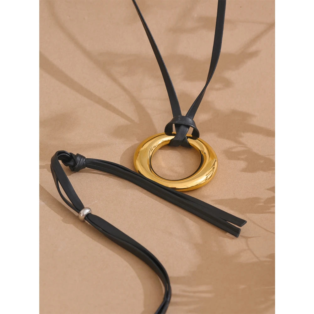 Collar largo de piel sintética con colgante redondo
