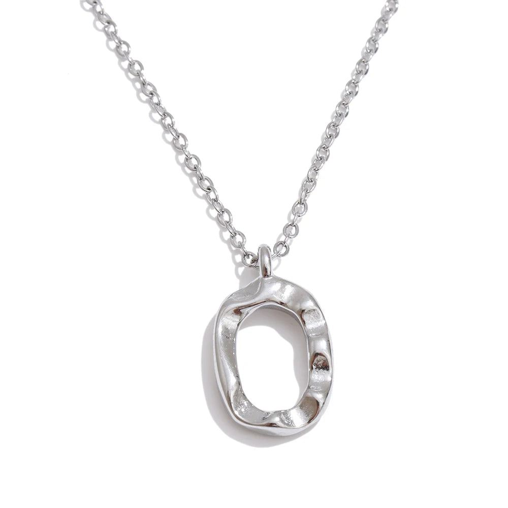 Collar con colgante ovalado hueco en acero inoxidable