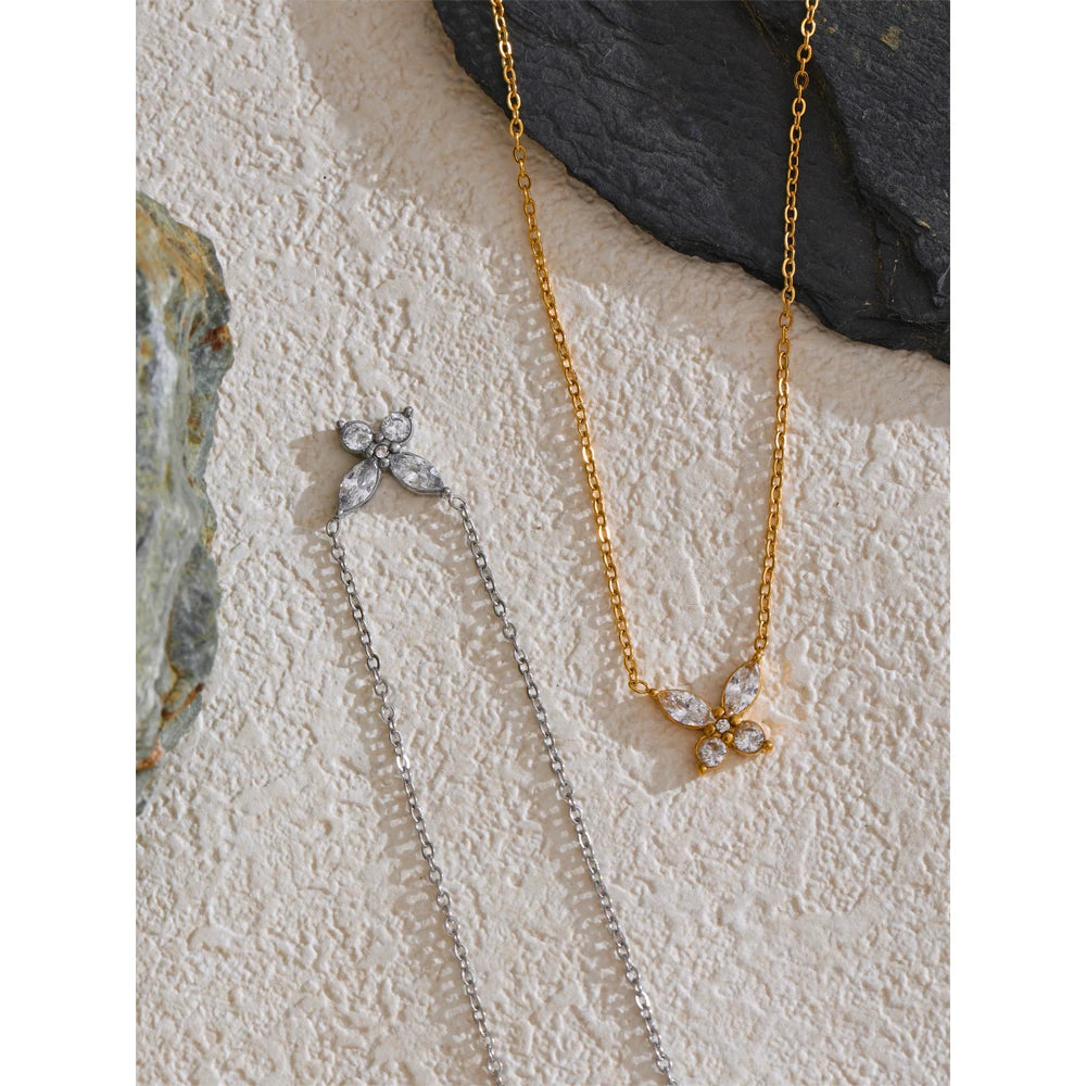 Collar con mariposa de circonitas en acero inoxidable