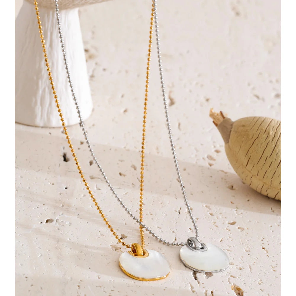 COLLAR DE ACERO INOXIDABLE BAÑADO EN ORO 18K CON CONCHA NATURAL
