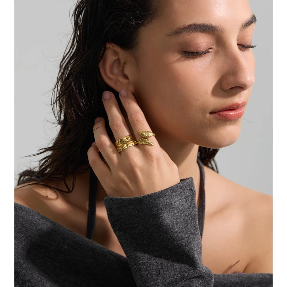 Anillo ajustable con diseño de hoja en acero inoxidable