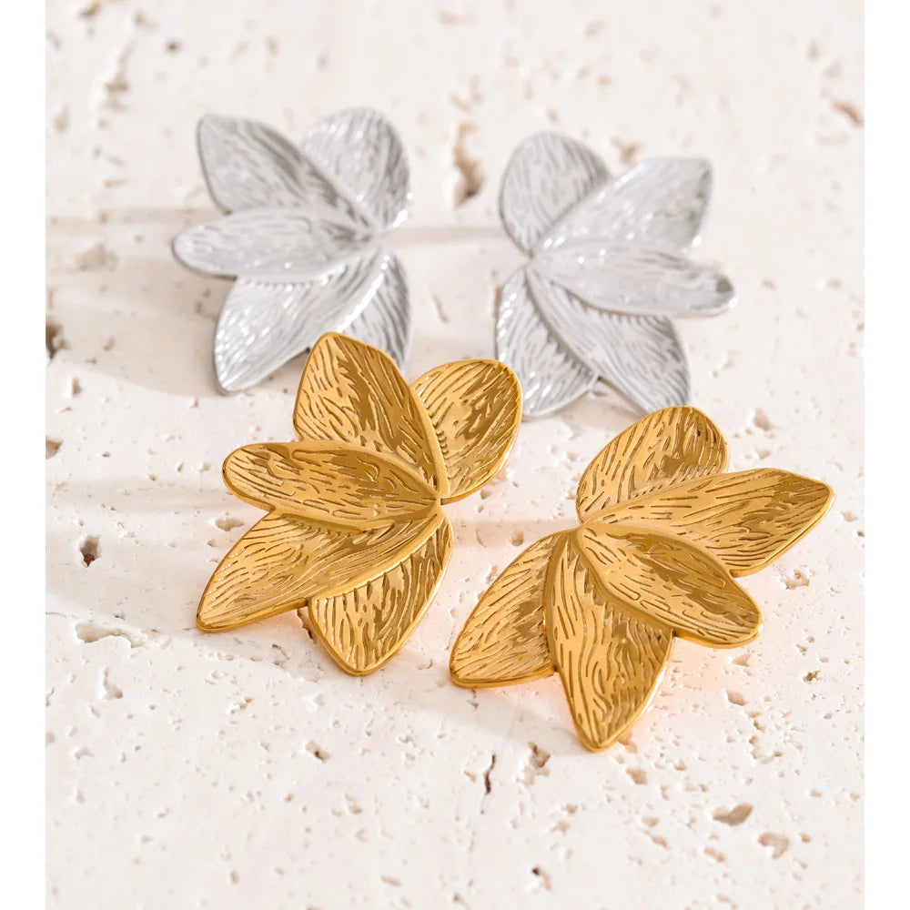 PENDIENTES FLOR DORADA TEXTURA ORGANICA DE ACERO BAÑADO EN ORO 18K