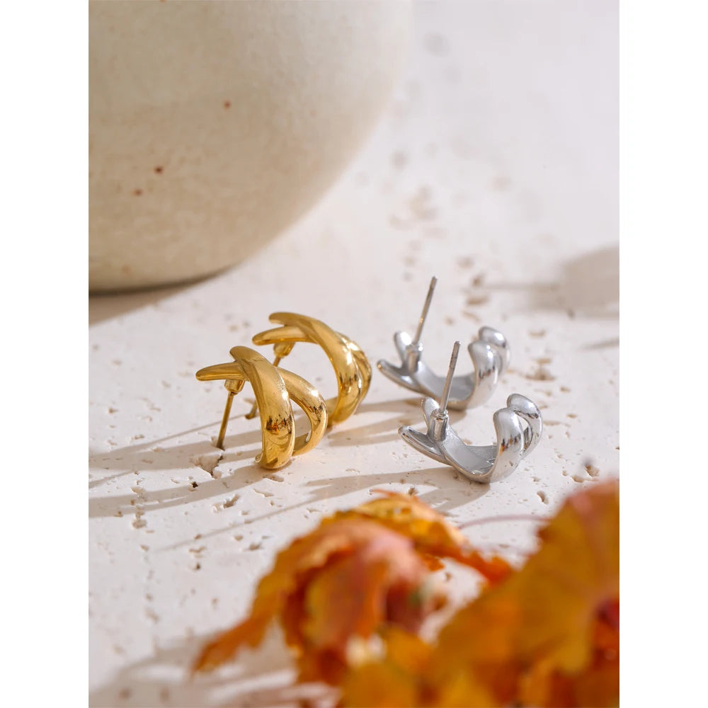 PENDIENTES DORADO DE DISEÑO ANUDADO CON  TEXTURA