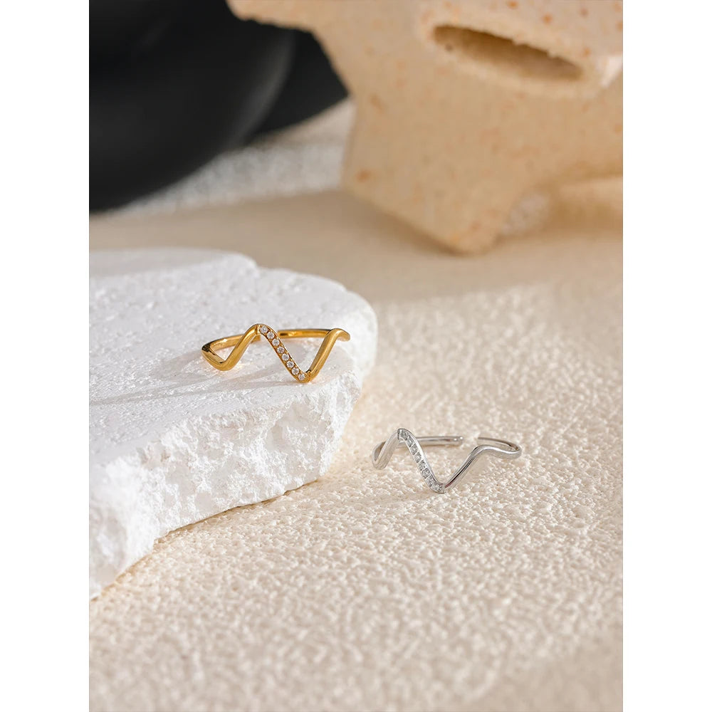 ANILLO EN FORMA DE V  CON CIRCONITAS