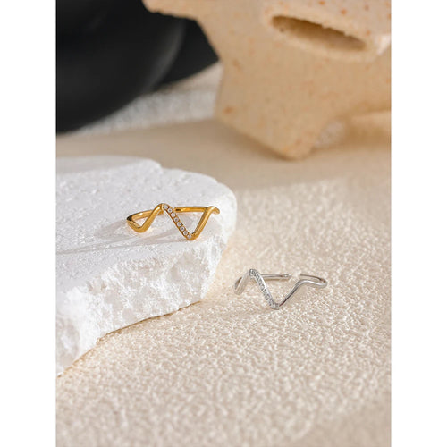 ANILLO EN FORMA DE V  CON CIRCONITAS