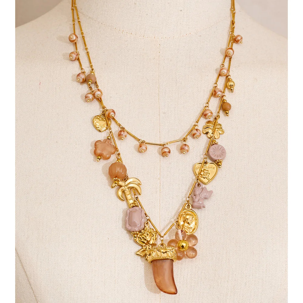 Collar de doble capa con cuentas de resina y dijes