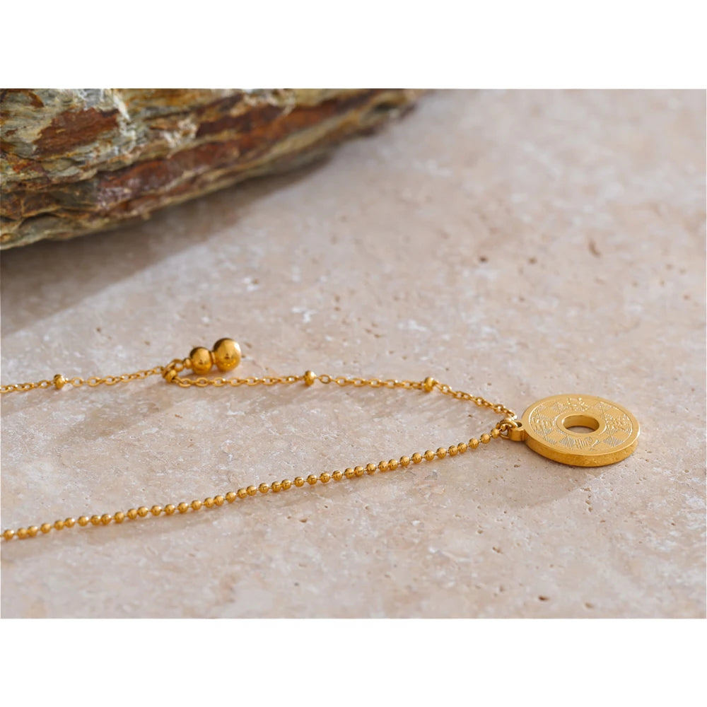 COLLAR DORADO MINIMALISTA CON DIJE CIRCULAR