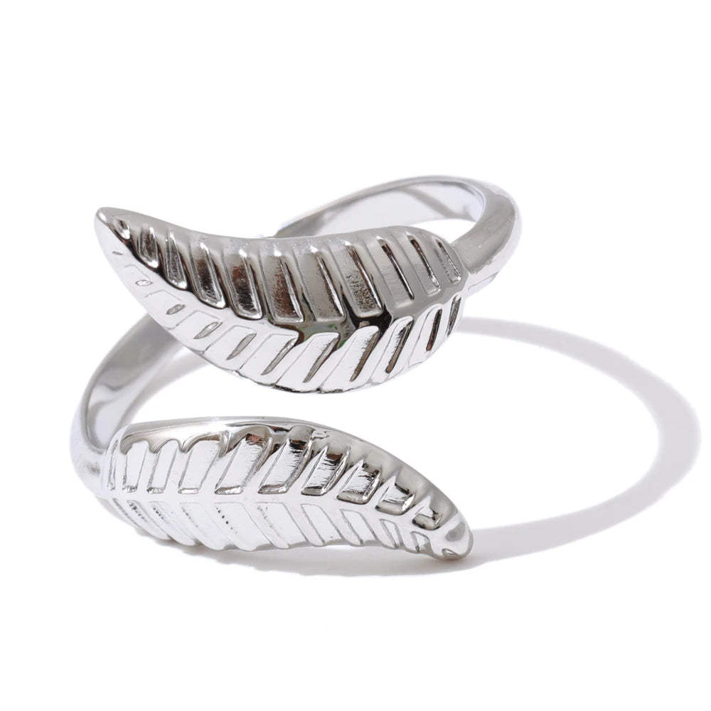 Anillo ajustable con diseño de hoja en acero inoxidable