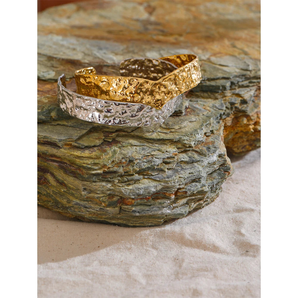 Brazalete abierto dorado con textura martillada