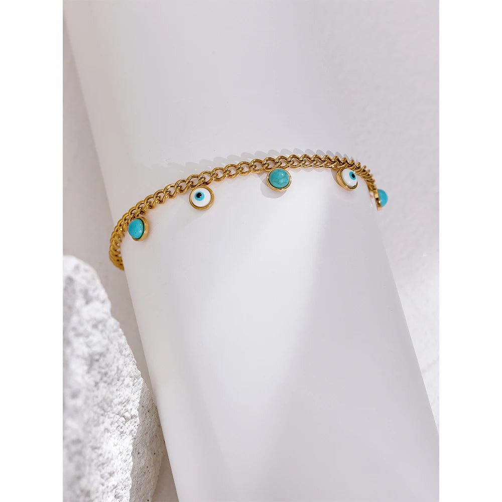 Pulsera dorada con dijes y detalles de resina