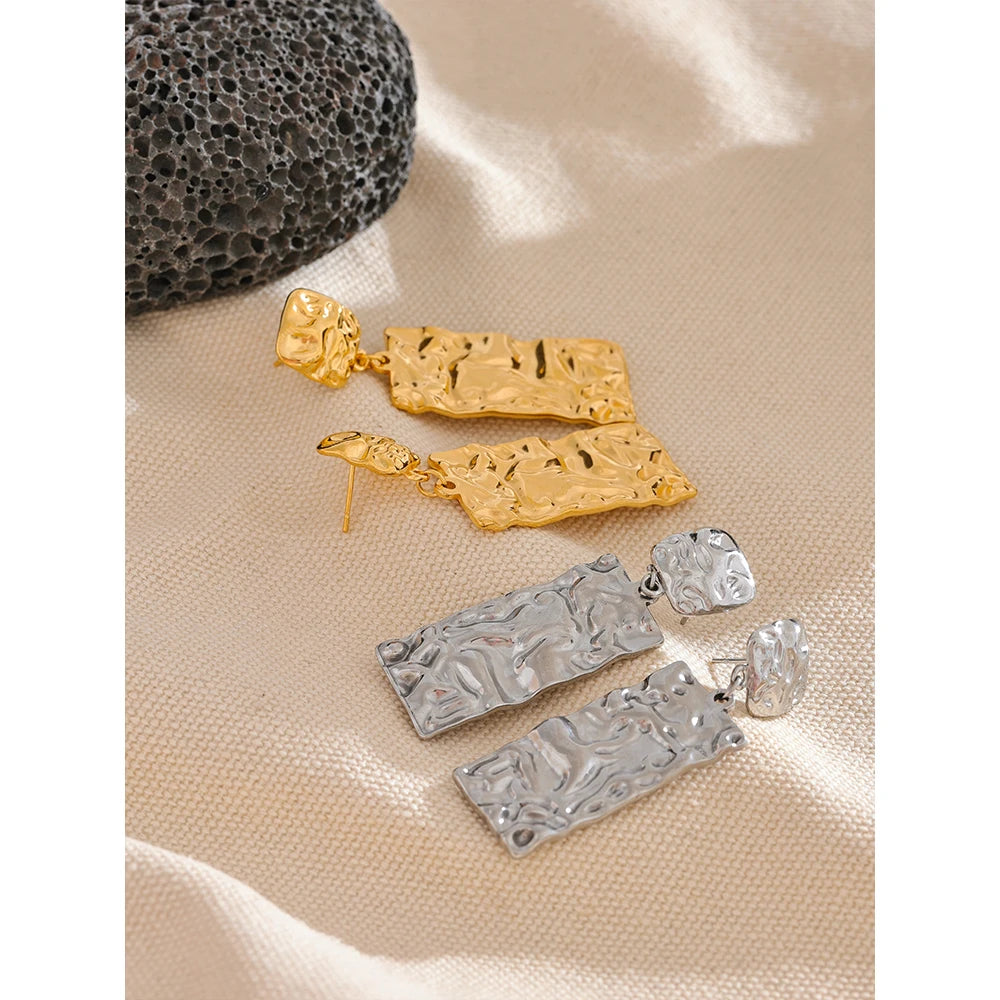 Pendientes rectangulares dorados martillados · Aurea