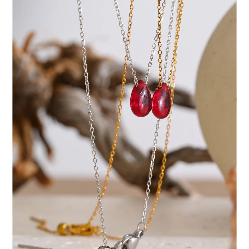 COLLLAR DORADO CON COLGANTE DE RESINA ROJO