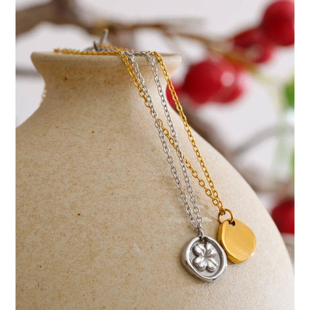 Collar con colgante de flor en acero inoxidable