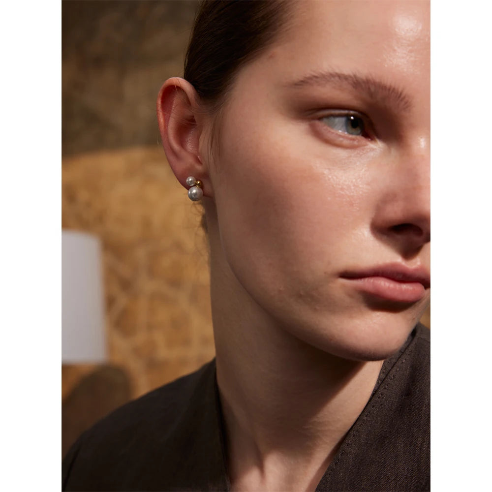PENDIENTES DOBLE PERLA CON DETALLE DORADO
