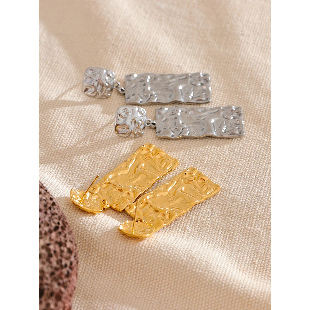 Pendientes rectangulares dorados martillados · Aurea