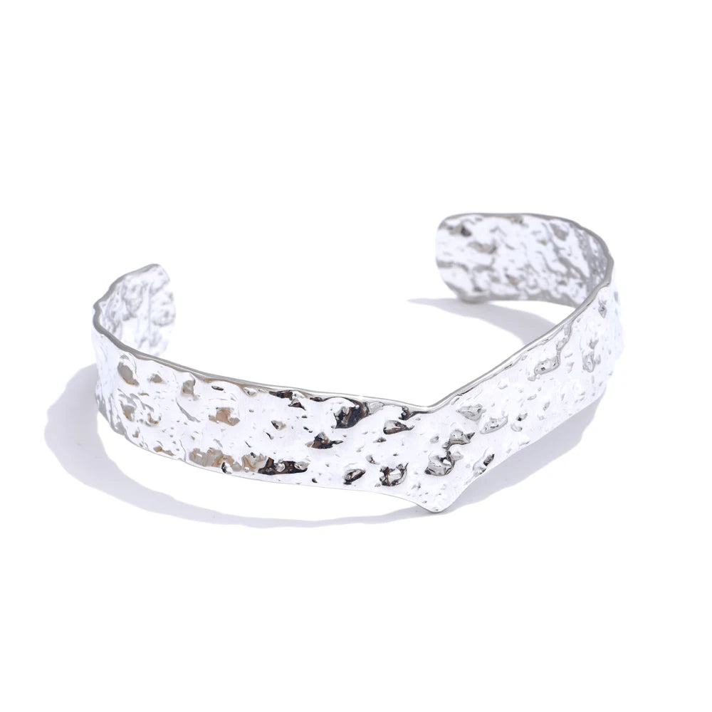 Brazalete abierto dorado con textura martillada