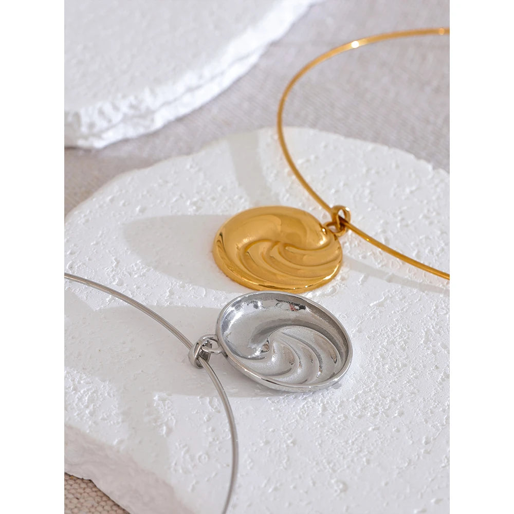 COLLAR GARGANTILLA DORADO RIGIDA CON MEDALLON EN ESPIRAL