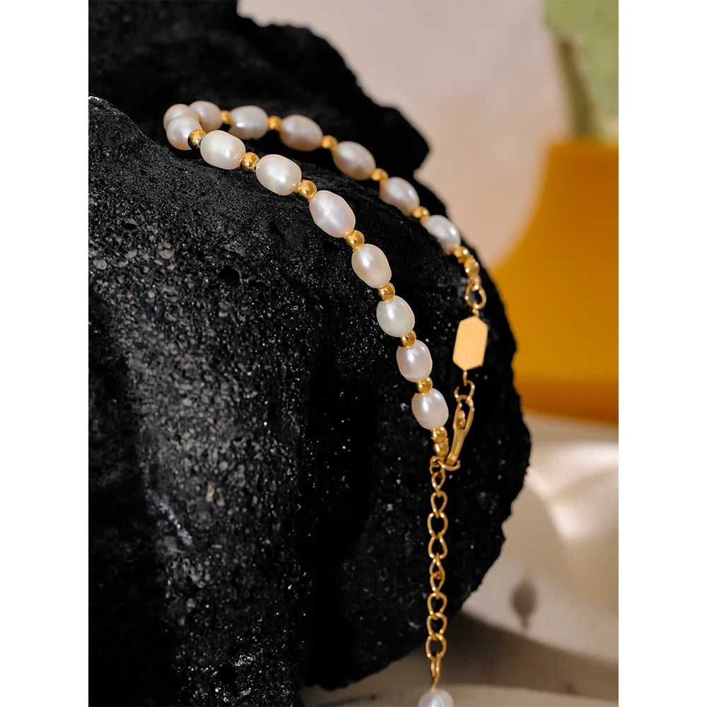 PULSERA DE PERLAS NATURALES CON CUENTAS DORADAS