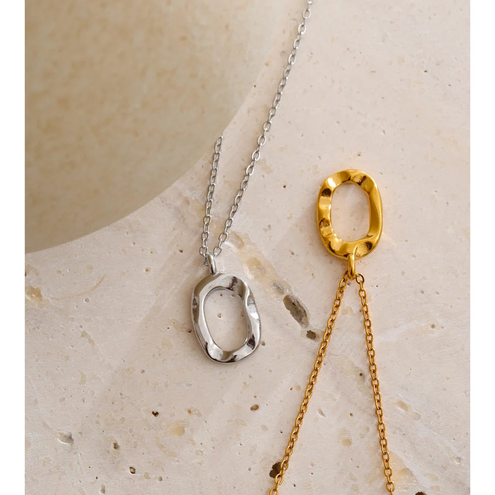 Collar con colgante ovalado hueco en acero inoxidable