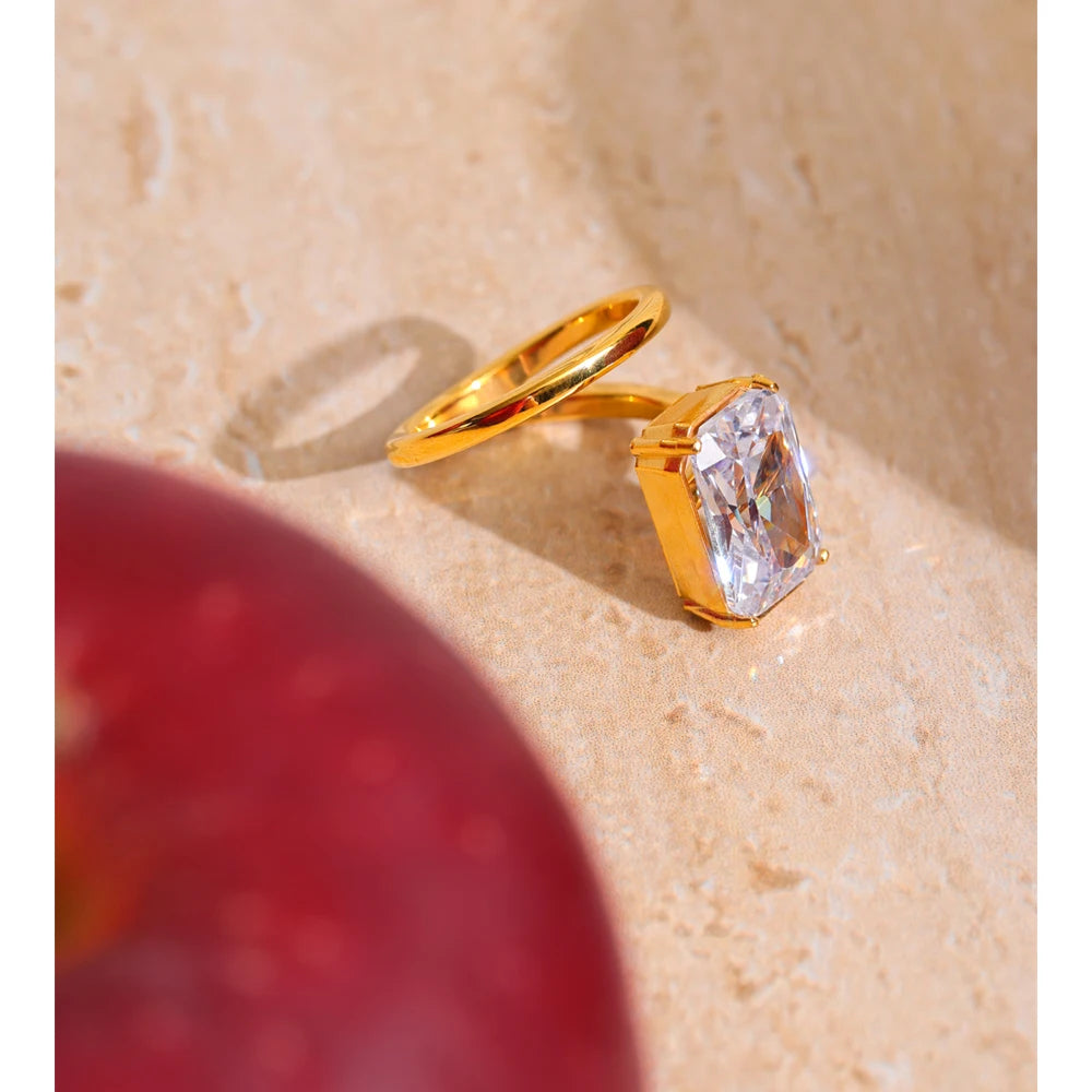 ANILLO DE LUJO SOLITARIO DORADO CON CIRCONITA EN FORMA DE ESMERALDA