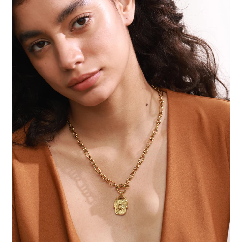 Collar dorado con colgante rectangular reversible de sol y luna