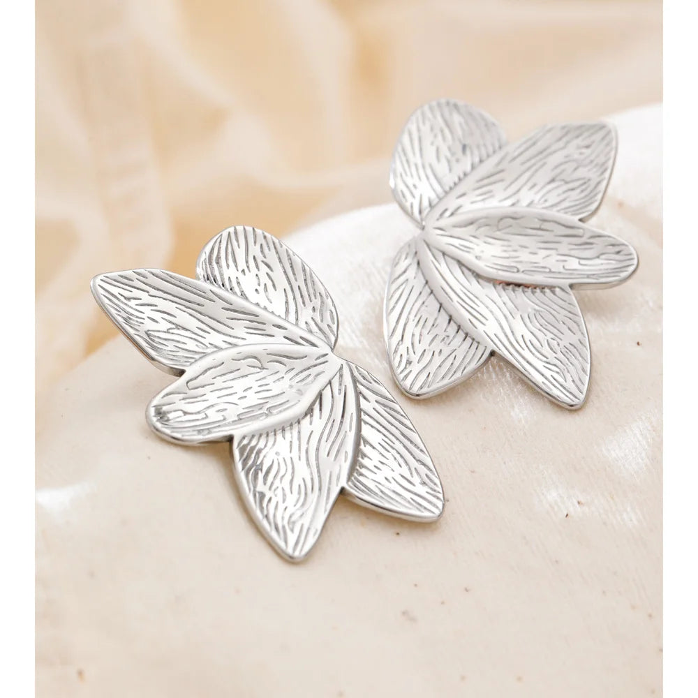 PENDIENTES FLOR DORADA TEXTURA ORGANICA DE ACERO BAÑADO EN ORO 18K