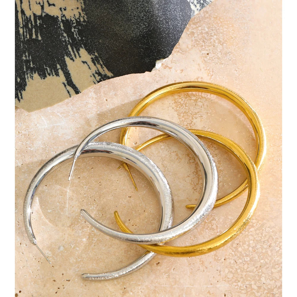 PENDIENTES DE ARO EN FORMA DE C PARA TODA OCASION , MINIMALISTA, VERSATILES, JOYERIA DISTINTIVA PARA USO DIARIO RESISTENTE AL AGUA