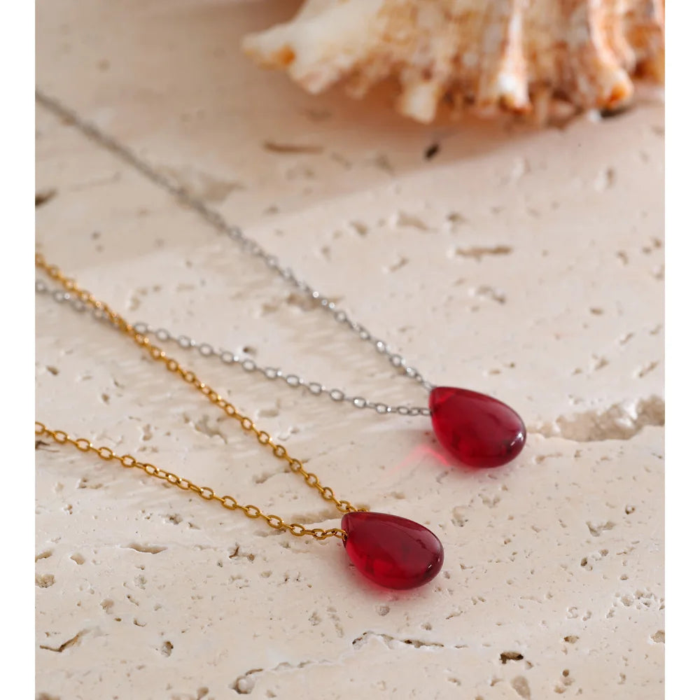 COLLLAR DORADO CON COLGANTE DE RESINA ROJO