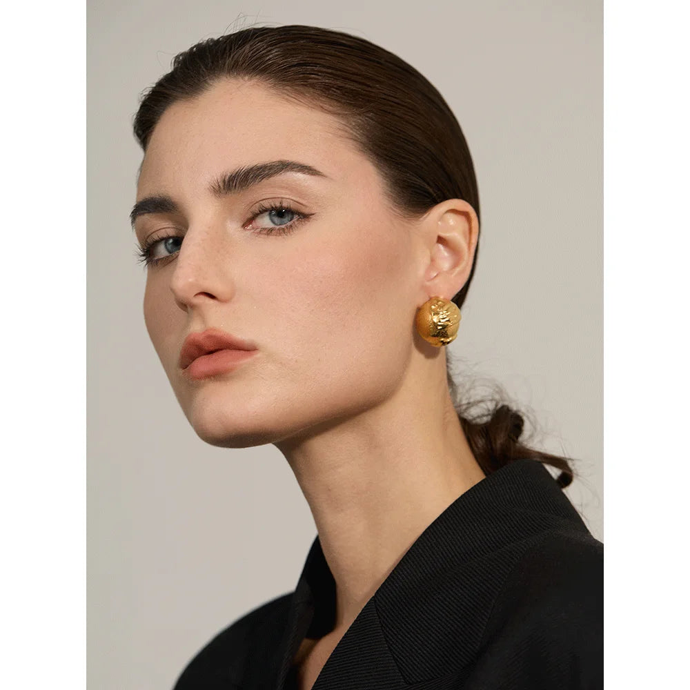 PENDIENTES TIPO BOTON DORADOS TEXTURIZADO