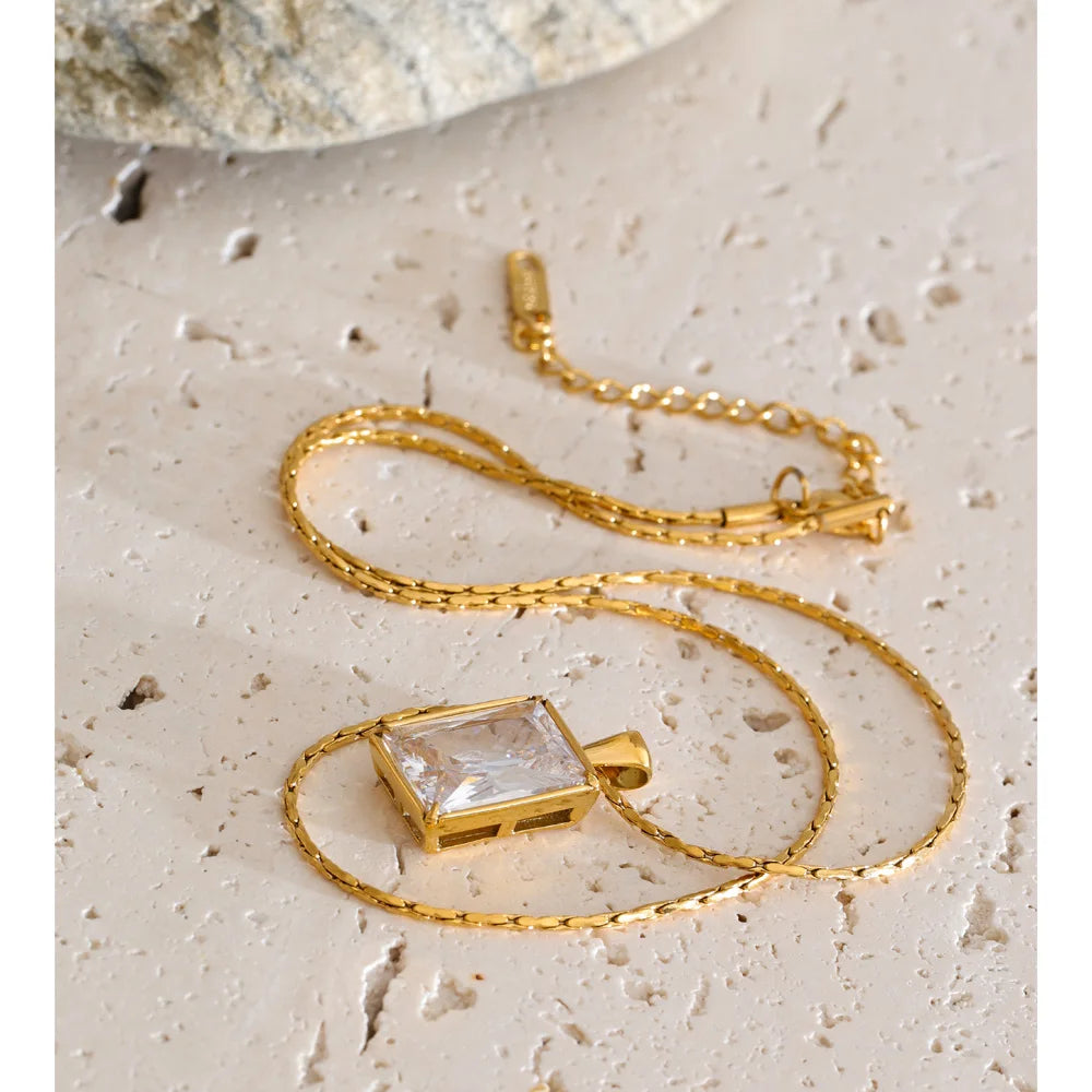 Collar con colgante cuadrado de circonita