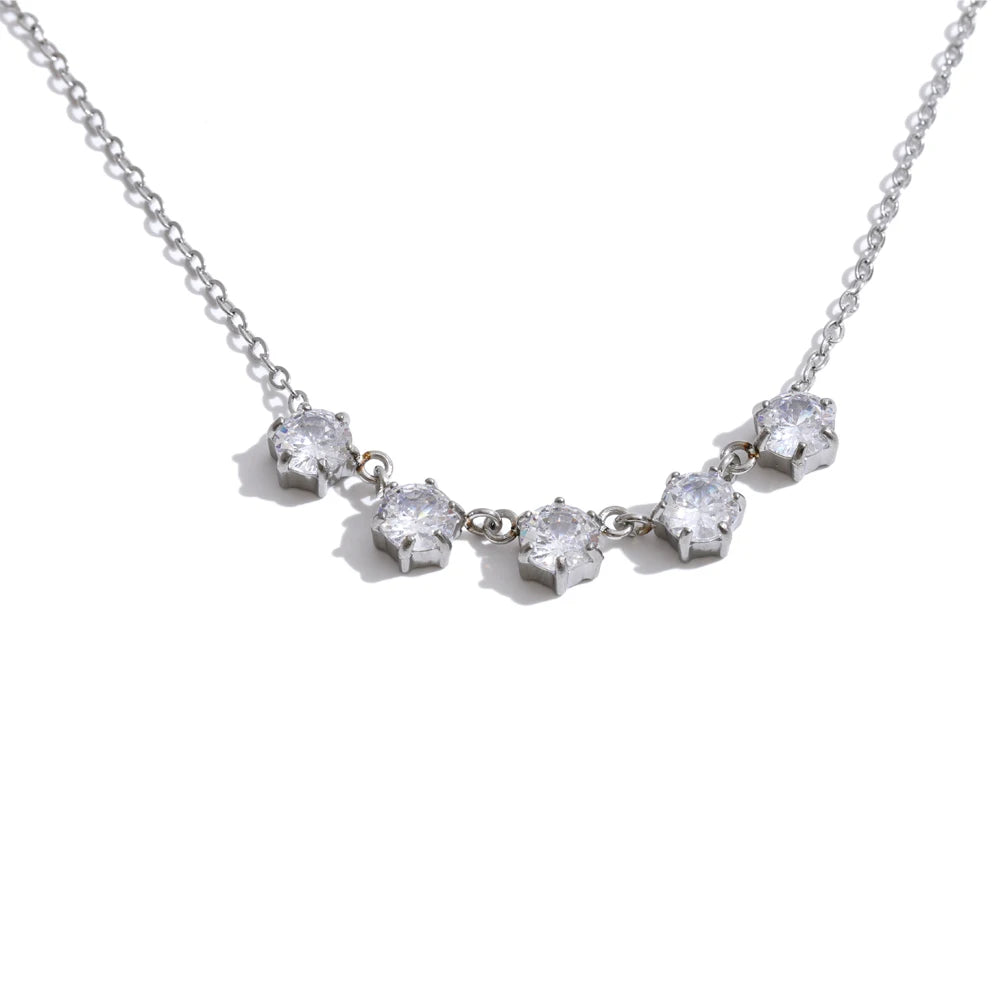 Collar con colgante de circonita y acabado dorado o acero