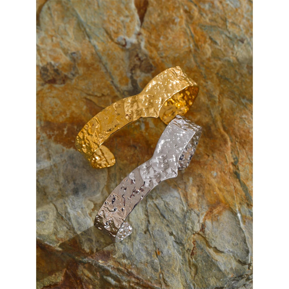 Brazalete abierto dorado con textura martillada