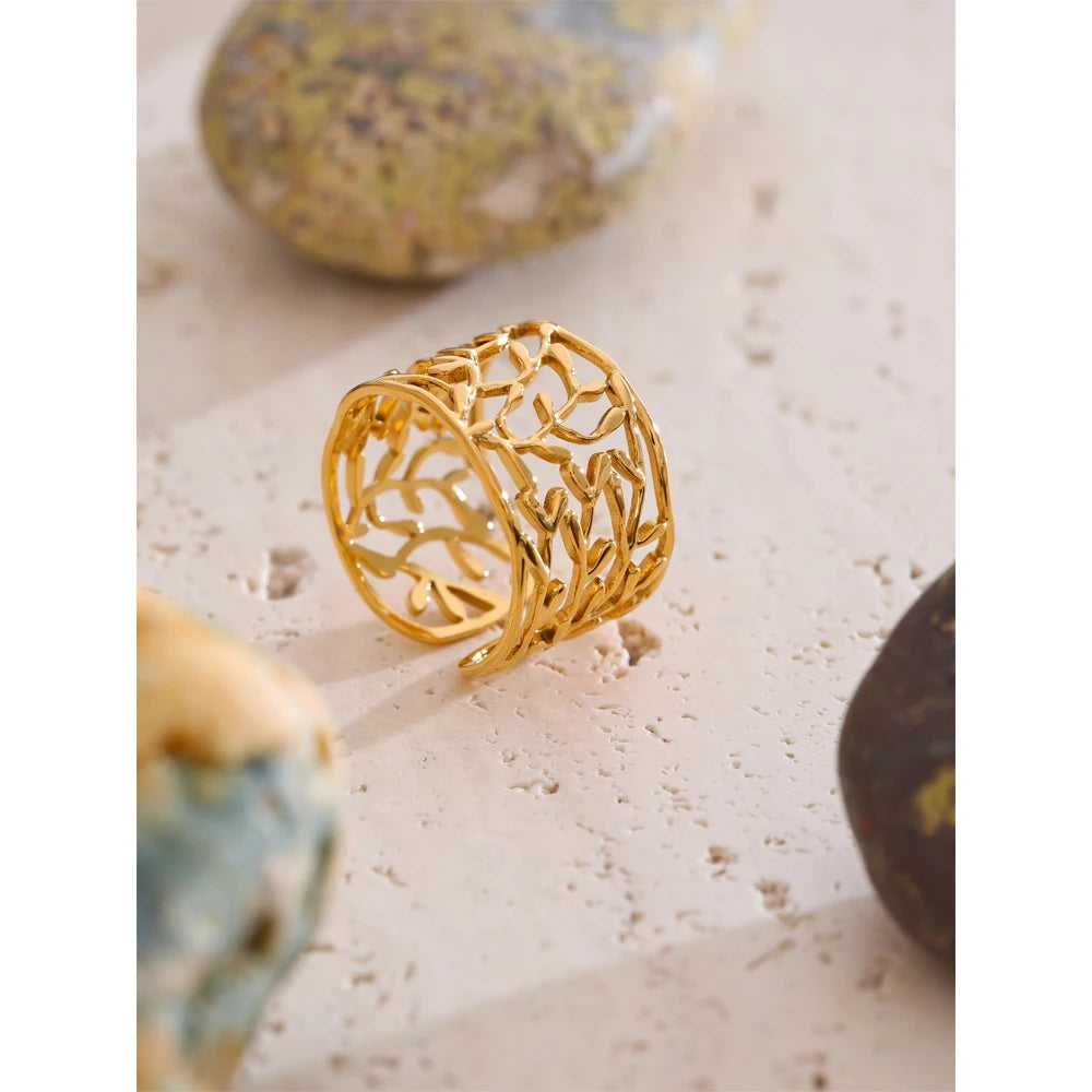 Anillo abierto dorado con diseño de hoja