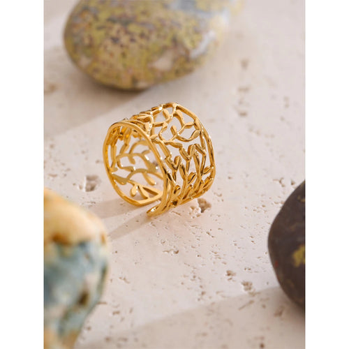 Anillo abierto dorado con diseño de hoja
