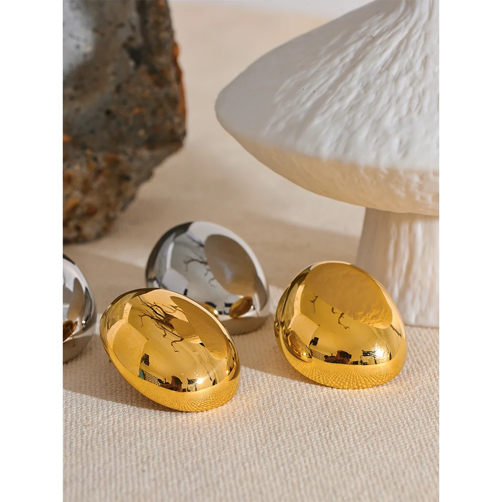 PENDIENTES EN FORMA DE BOTON LISO Y ACABADO BRILLANTE