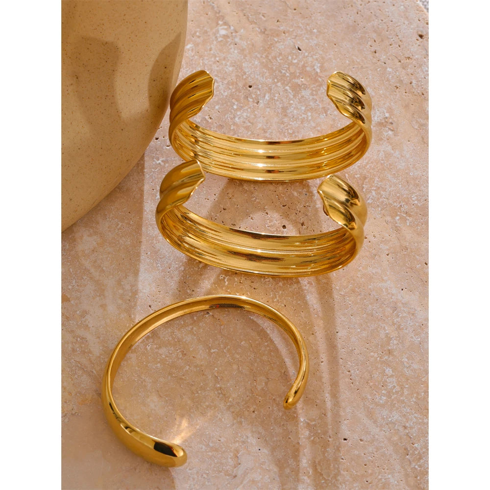 Brazalete abierto dorado de acero inoxidable
