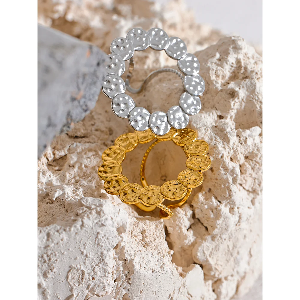Anillo dorado circular con textura martillada · Sole