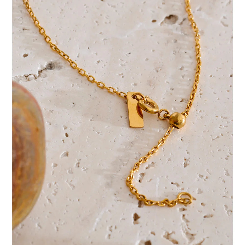 COLLAR DORADO  BAÑADO EN 18K CON DIJE DE PIEDRAS DE COLORES