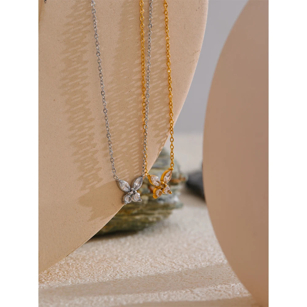 Collar con mariposa de circonitas en acero inoxidable