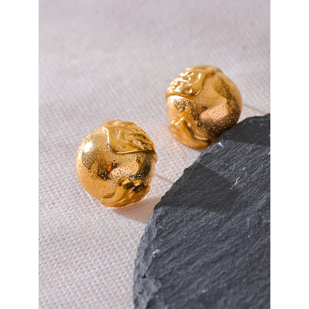 PENDIENTES TIPO BOTON DORADOS TEXTURIZADO