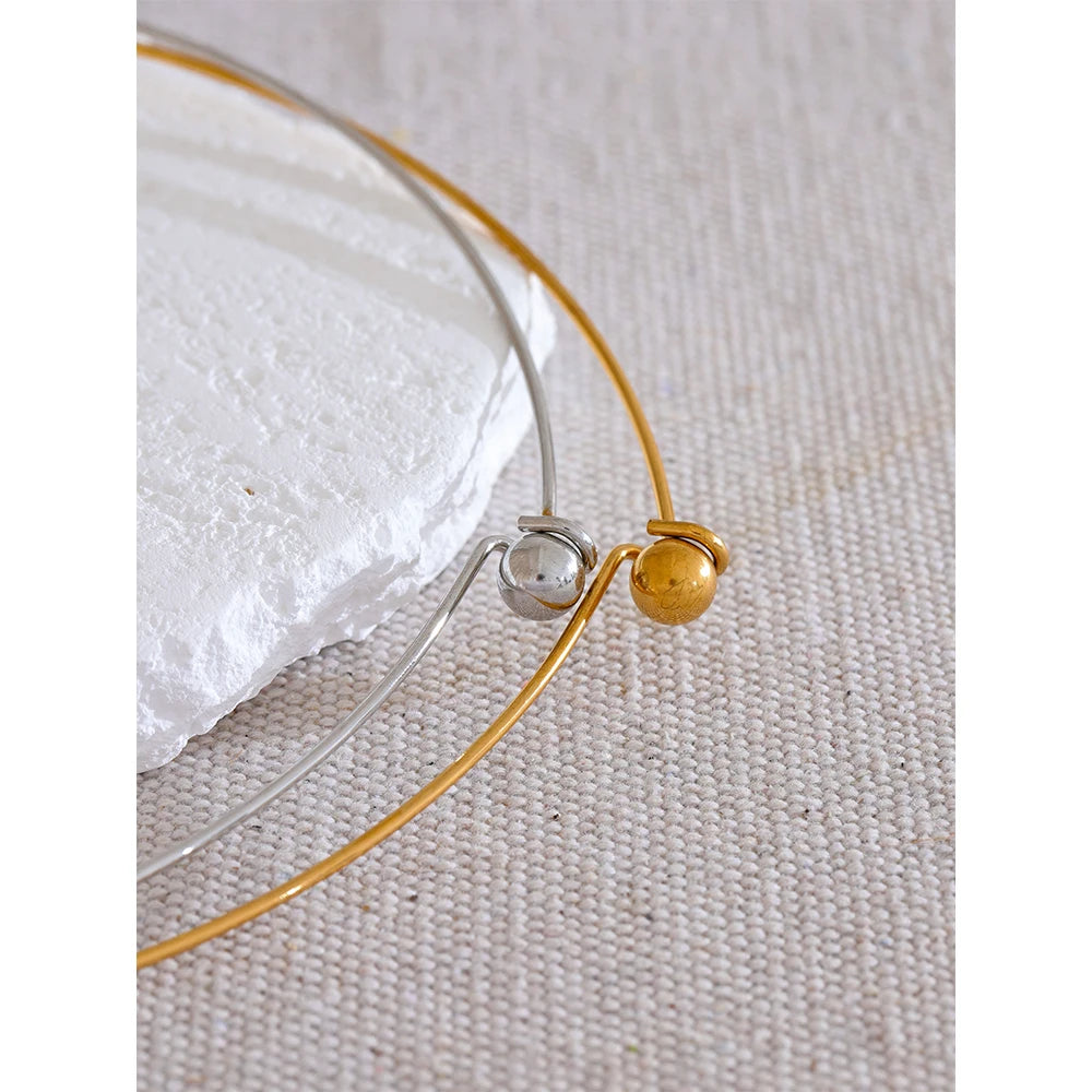 COLLAR GARGANTILLA DORADO RIGIDA CON MEDALLON EN ESPIRAL
