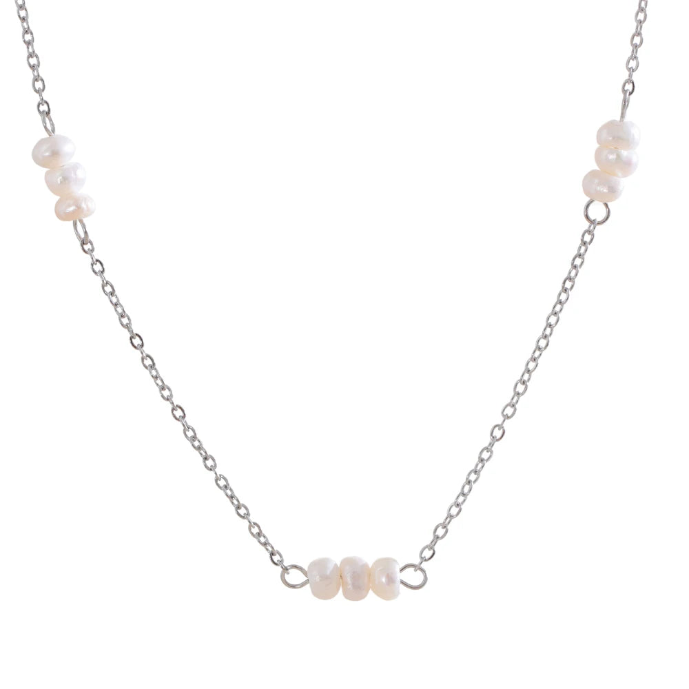 Collar de perlas naturales de agua dulce con cadena dorada