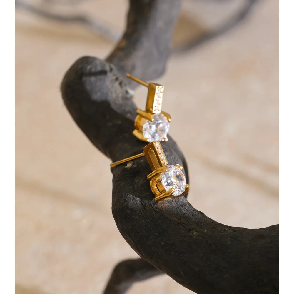 PENDIENTES SOLITARIO CIRCONITA DORADOS ,DISEÑO VERSATIL Y MINIMALISTA.HIPOALERGENICO.