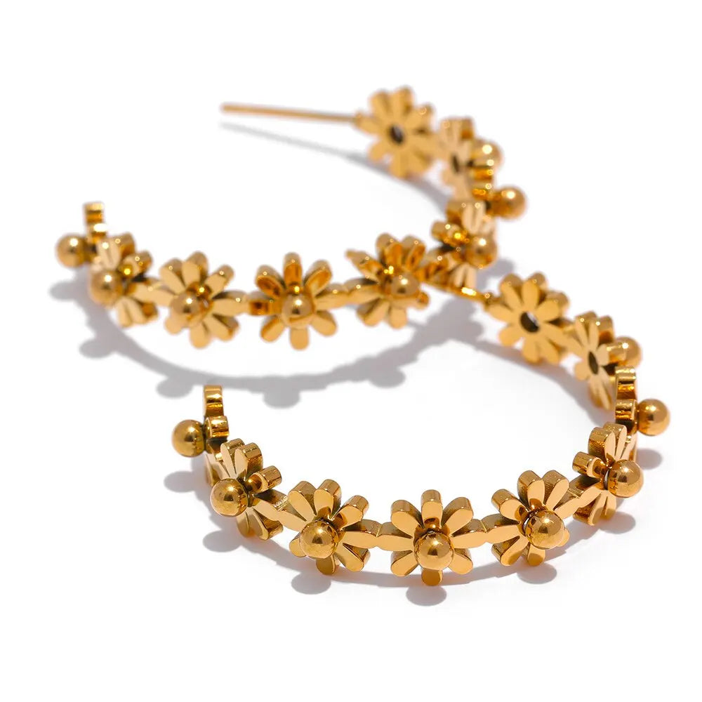 PENDIENTES ARO FLORES DORADAS DISEÑO BOHO ,LIGERAS Y COMODAS DE UN ESTILO ROMANTICO.